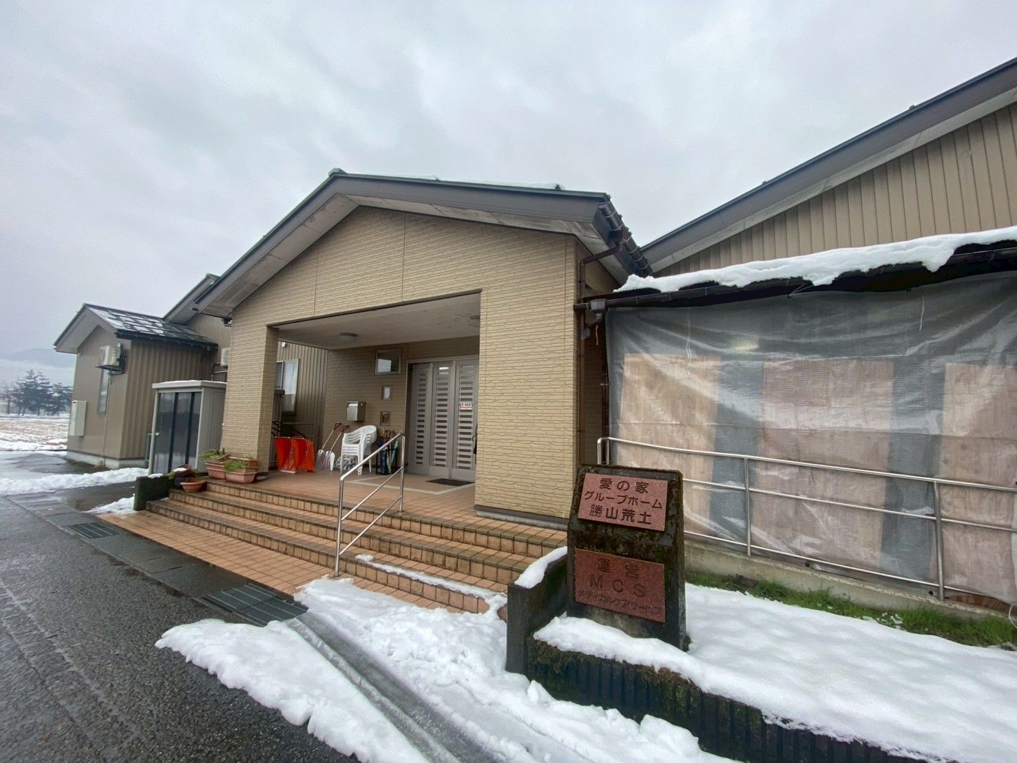 雪に囲まれた建物の外観