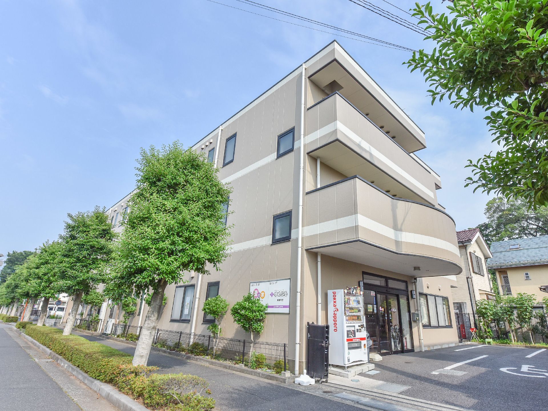 玄関上にはベランダも兼ねた屋根があるので雨の日にも車の乗り降りが楽にできる。また駐車場入口にはアコーディオンゲートがあり夜間も安心。