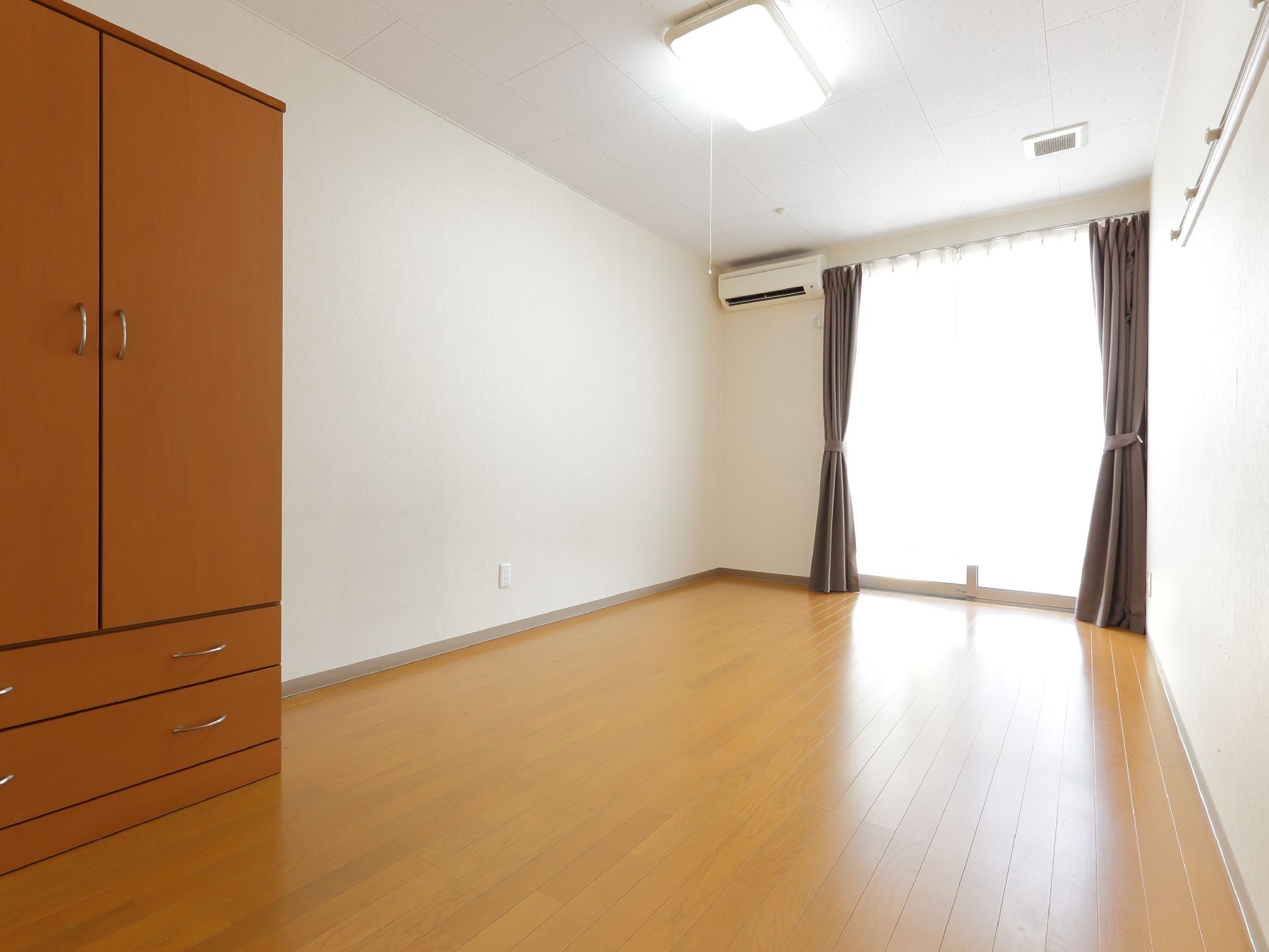居室には大きなガラス張りのサッシ窓があり、天井には照明器具が取り付けられている。また壁には空調設備を完備している。