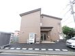 施設の玄関前には屋根の付いた自転車置き場が見られる。自動販売機も設置されている。車道から入り易いので便利である。