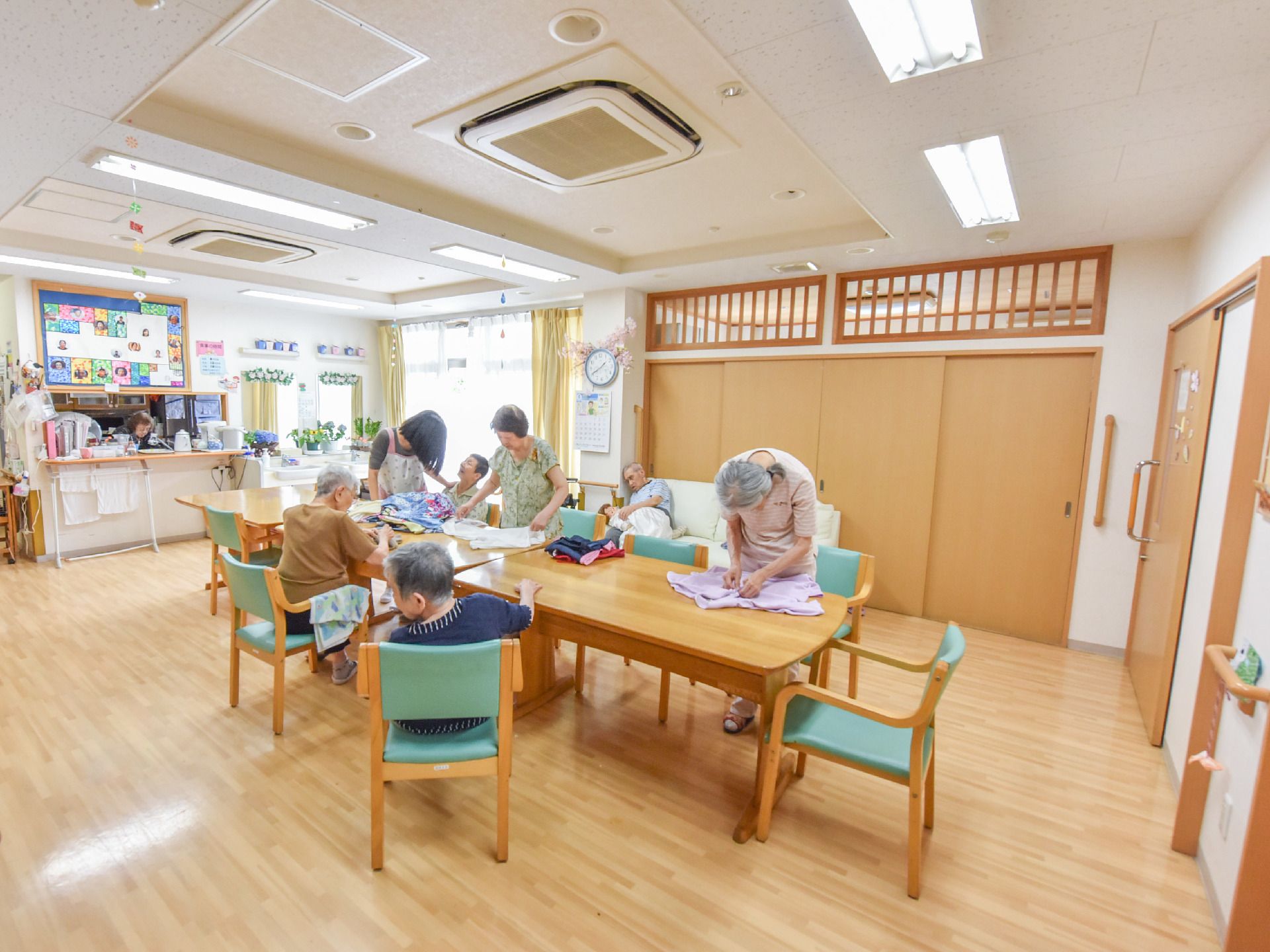 壁には手作りの装飾が何個も設置されている。奥には扉がありその横には手すりが設置されているなどの配慮がされている。