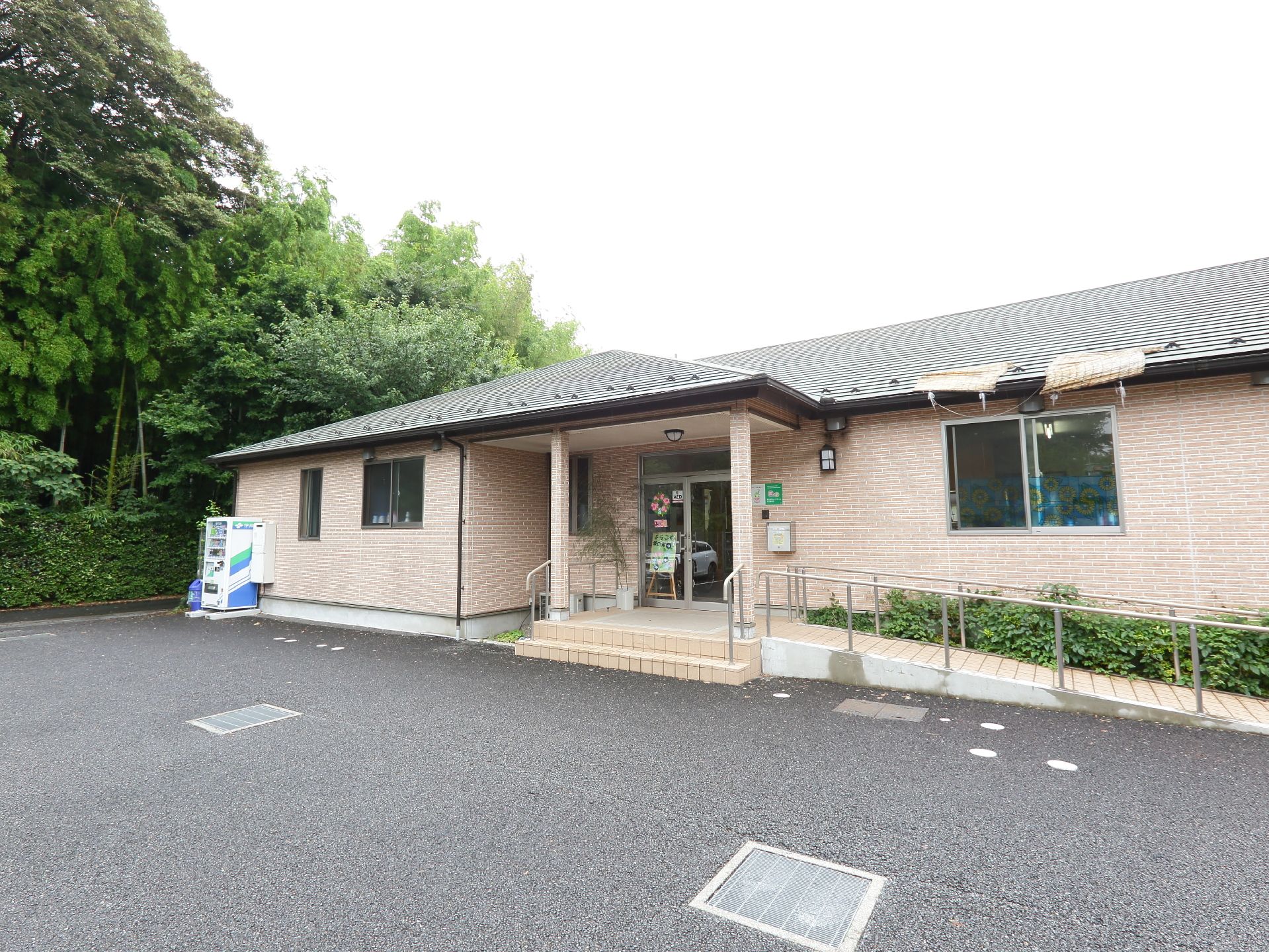 ホームの玄関には緩やかなスロープが設置されている。建物の前は広々としており、車道に面していないので安心できる。
