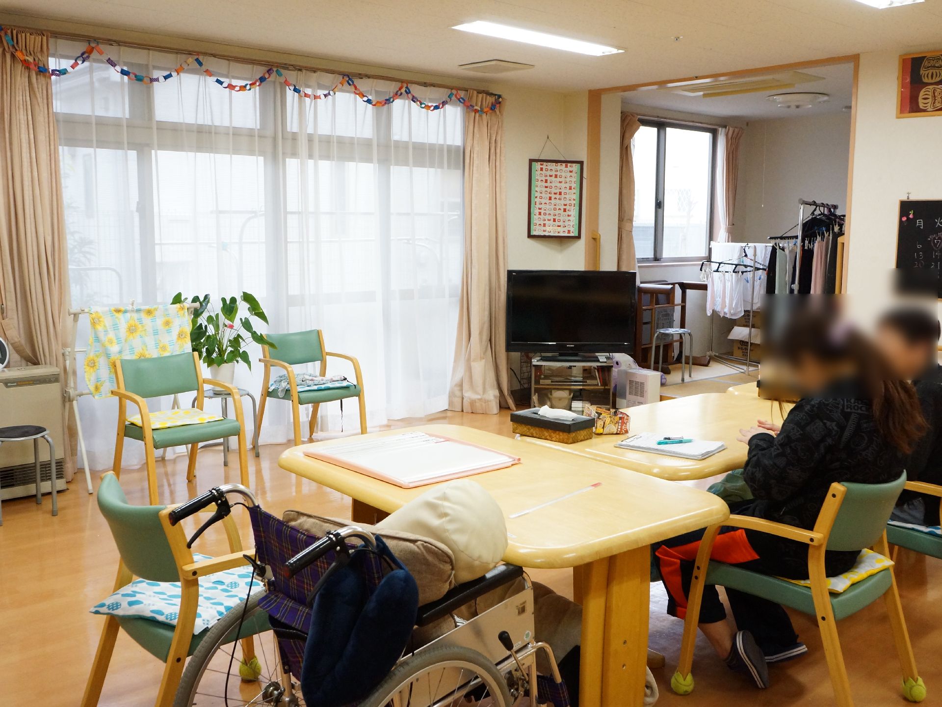 広々とした共用スペースには、テレビも置かれている。机の高さは車椅子の方にとっても丁度良い高さとなっている。
