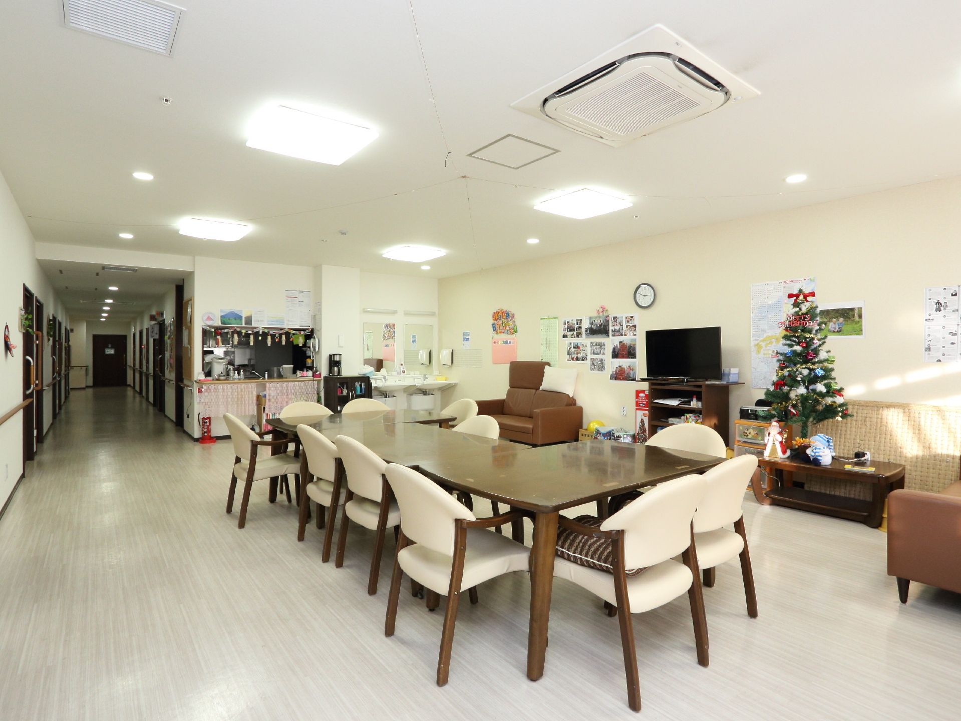 談話室は廊下から繋がったスペースに作られているので、オープンな雰囲気。カウンターキッチンのため、調理をしながら談話室を見ることができる。