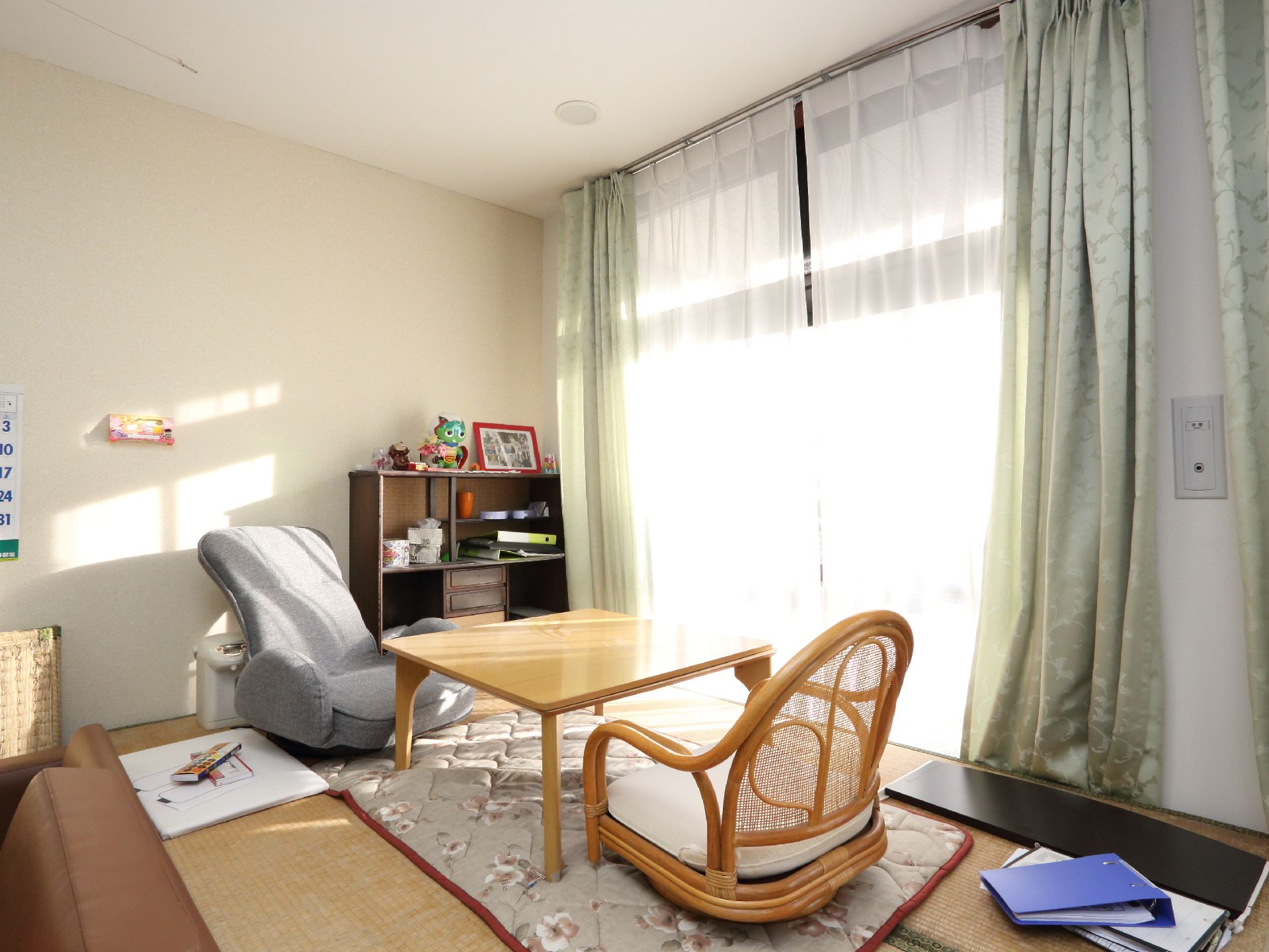 談話室の窓際の一角には、畳の上に座椅子が置かれており、部屋の中のようにゆったりと会話を楽しむことができる。