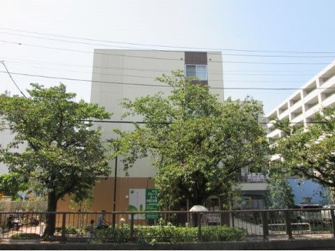 「愛の家グループホーム 大田久が原」外観。緑にマッチした愛の家グループホーム 大田久が原です。