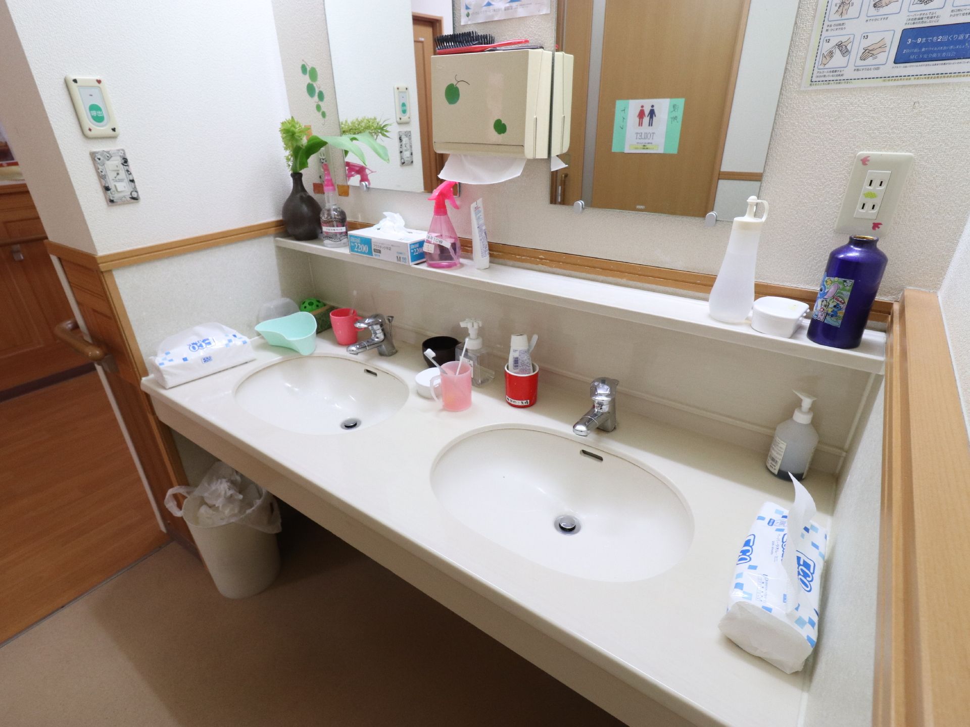 間口の広い洗面台である。それぞれに鏡が付いており、姿を確認する事が出来る。ハブラシ等の洗面用具が置かれている。