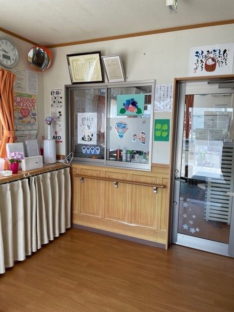 玄関にはマガジンラックに様々なパンフレットが用意されており、壁にはたくさんの掲示物がある。食事の献立も掲示されている。