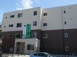 4階建ての四角い建物である。外壁は3階より上はクリーム色に、1階、2階部分は茶色に塗られており、玄関部分は上階と同じクリーム色である。