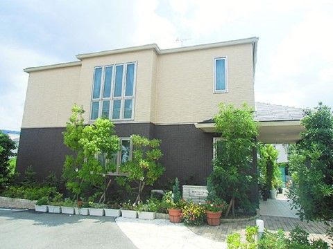 まるで一戸建てと間違えてしまうかのようなお洒落な外観になっている。周りにはたくさんの緑が植栽されており、とても美しい。