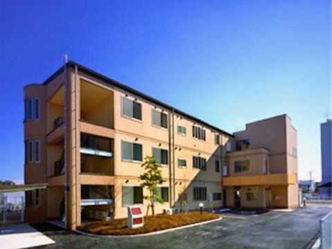 スッキリとした３階建ての当施設は日当たりが良い。敷地内に駐車スペースがあり、随所に雨よけも設置するなど便利で快適な住環境である。