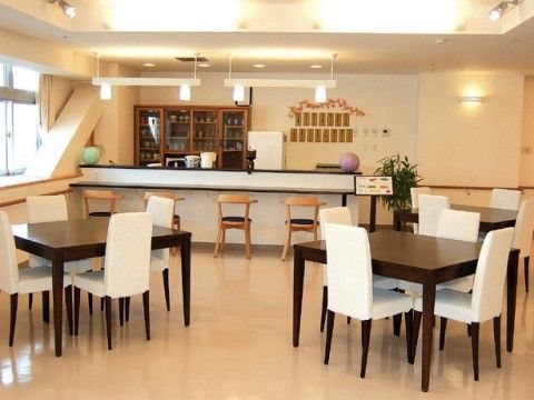 マンション最美時の喫茶スペース。バーカウンターの用意された昔ながらの喫茶店風の内装になている。