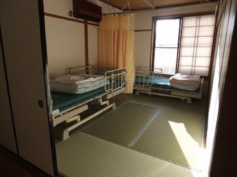 シルバーホームおか笑りっの居室。高齢者様が過ごしやすい畳の居室。