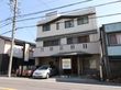 一戸建ての家を改造してできた老人施設である。玄関前と駐車場の横には、こちらの施設名が書かれた看板が掲げられている。屋上には物置がある。