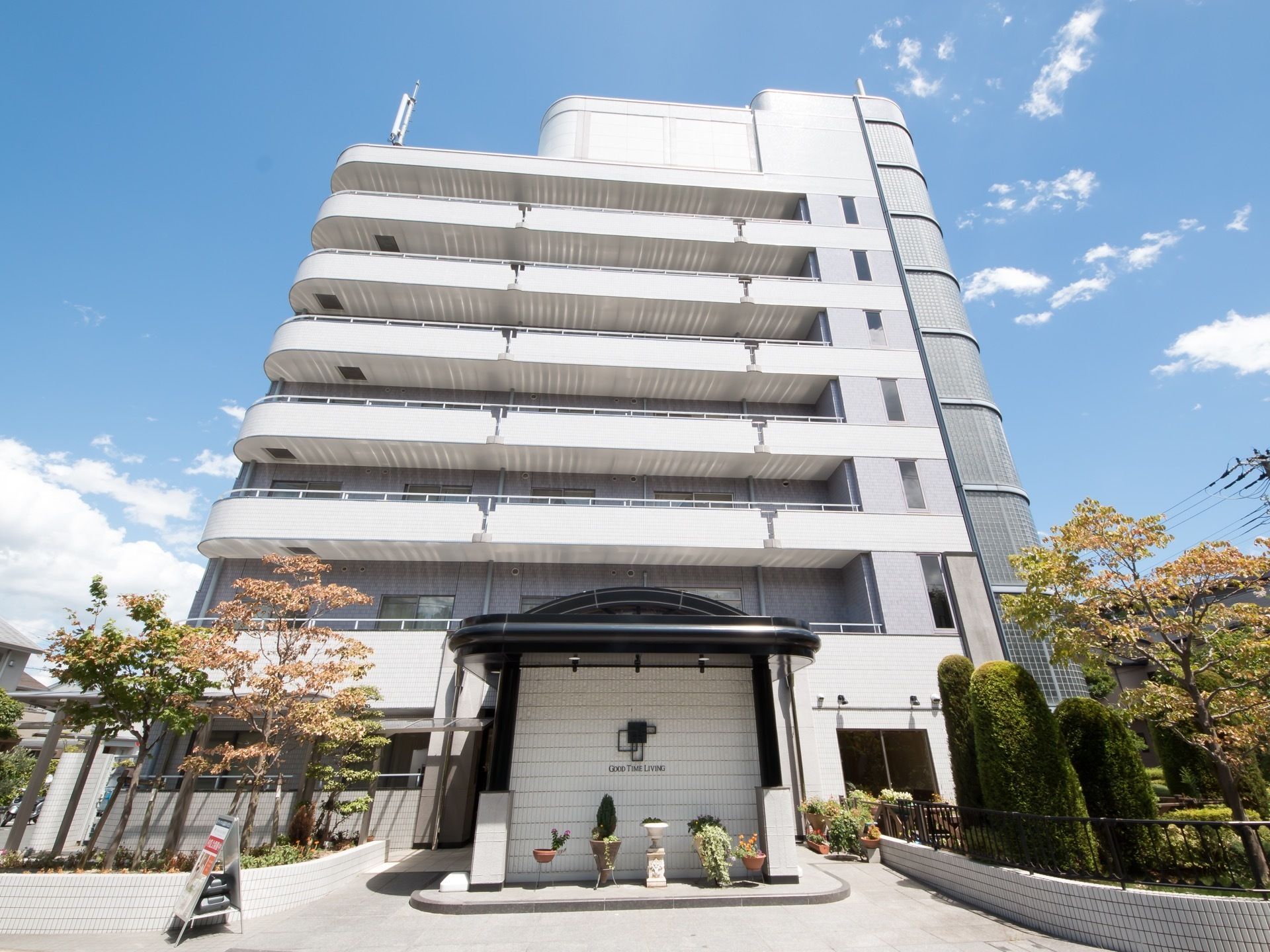 白い外壁の７階建ての建物になっている。周りには木々が植えられており、自然に触れながら生活することができる。