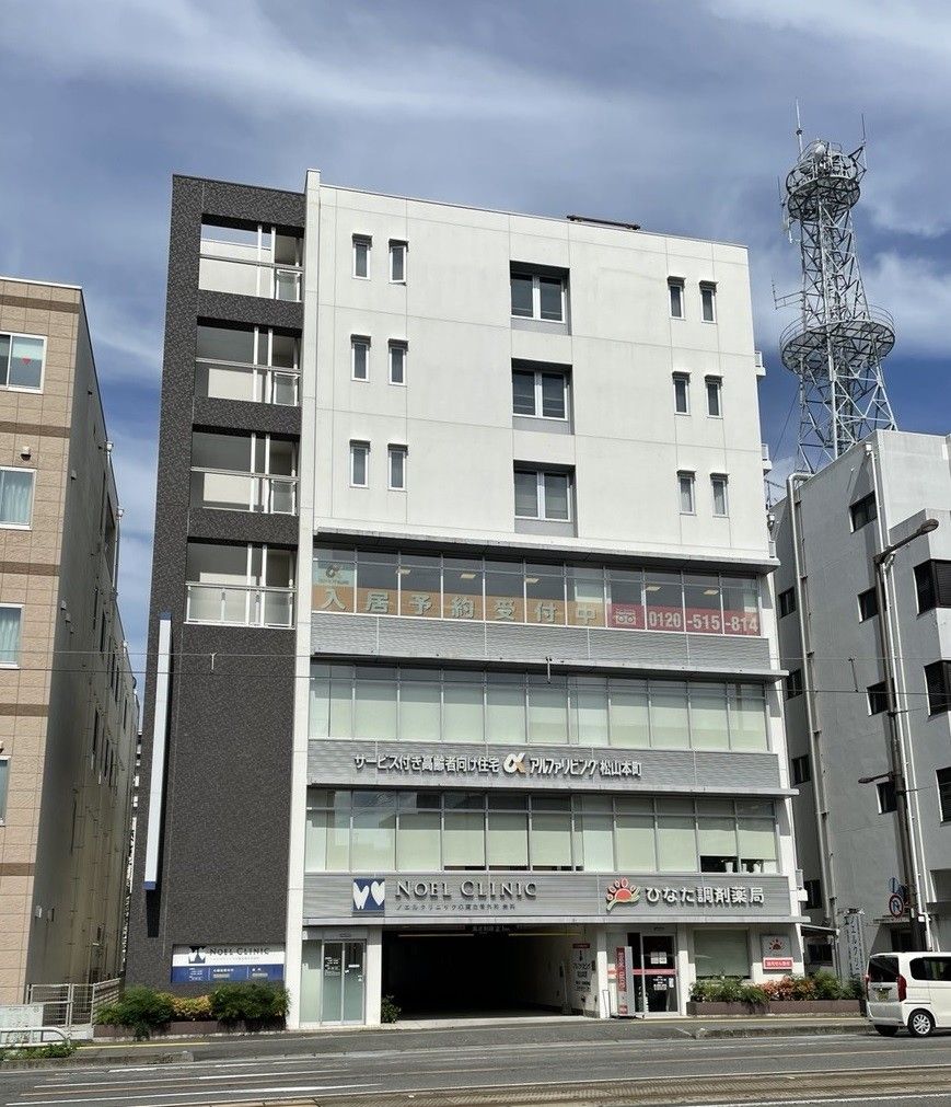 駐車場も近隣にある介護施設の外観