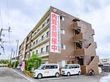 駐車場を完備した施設外観