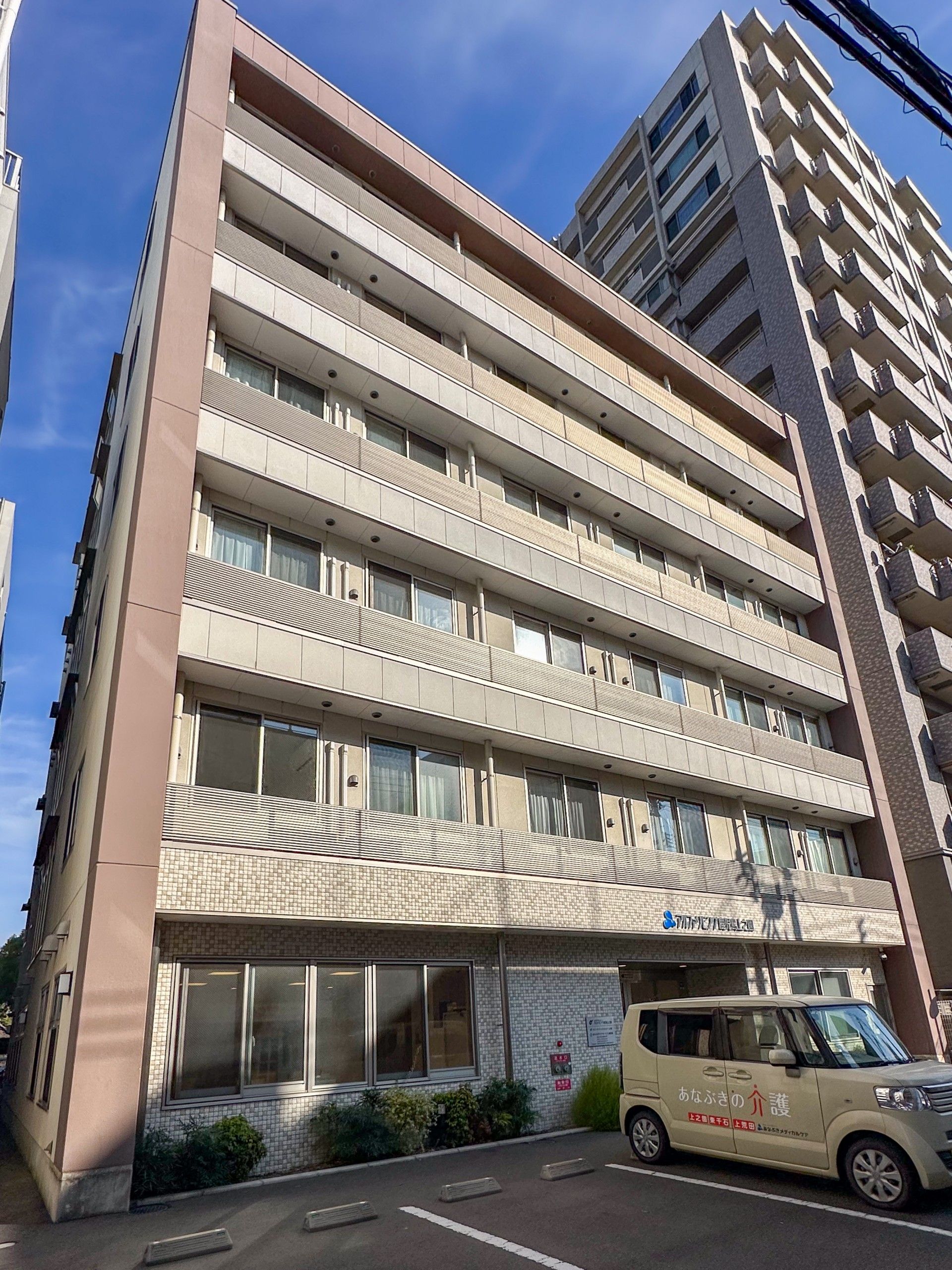 明るい建物の外観