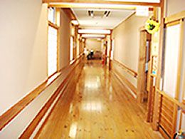 明るく広々とした廊下