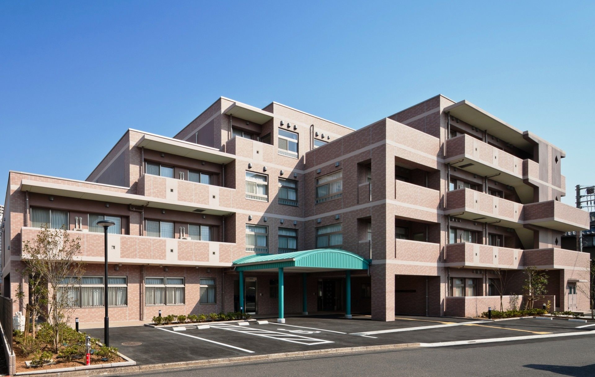 近隣に駐車場が設置されている介護施設の外観