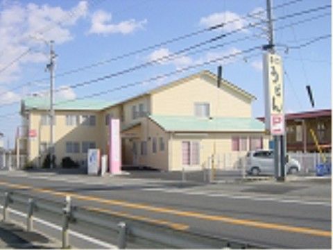 はるかぜの里の外観。鉄骨２階建ての施設。