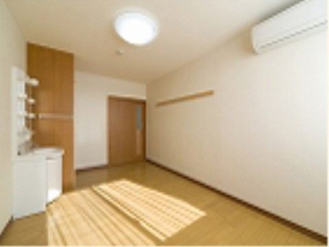 はるかぜの里の居室。洗面台完備の洋室。