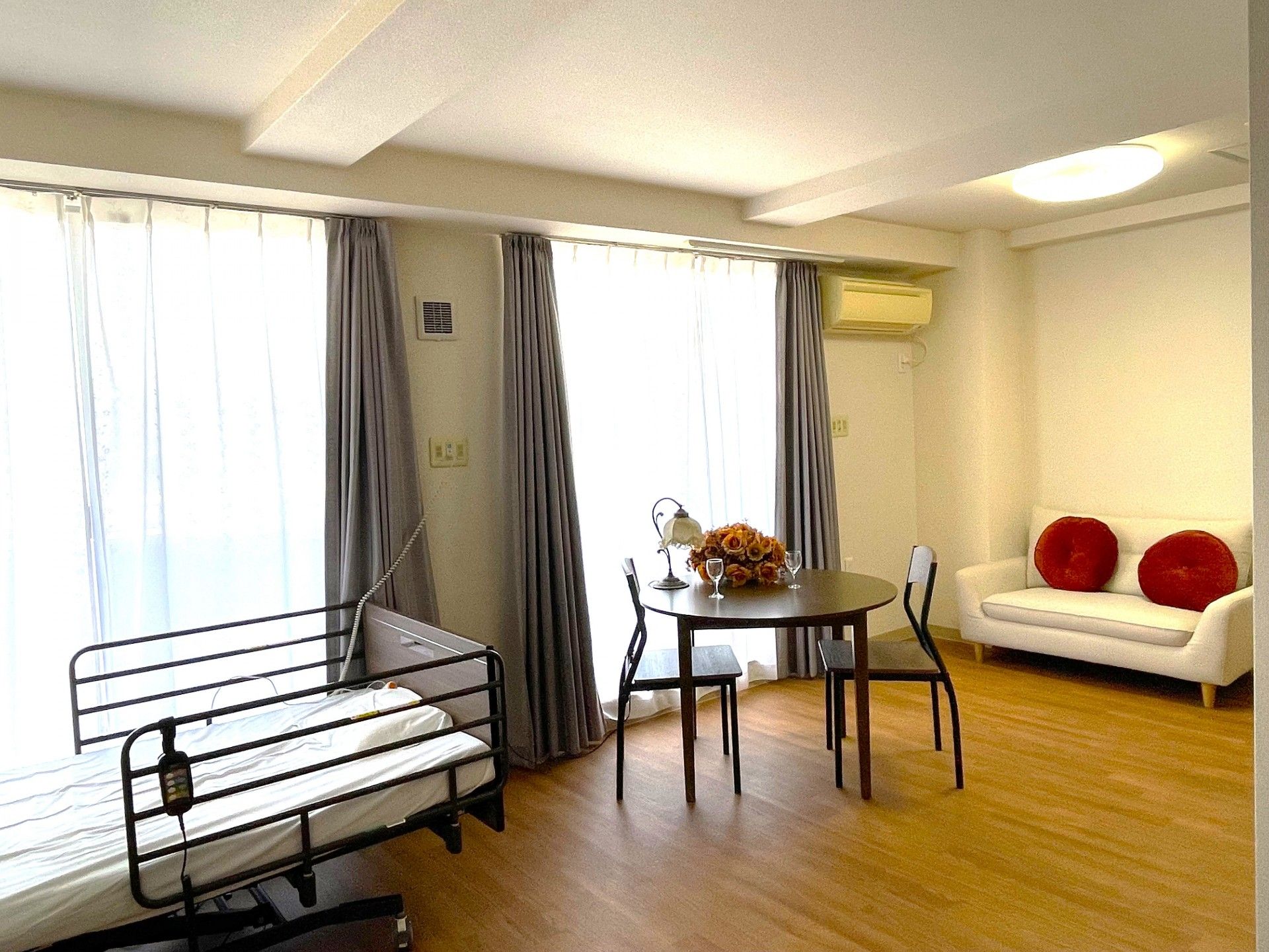 「エリシオン沼津」の二人部屋。2面の窓が設置され、夫婦での入居も一緒にできる。