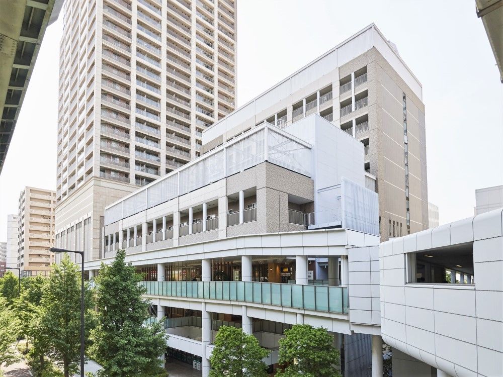 駅に直結した超高層複合都市の中に位置する、施設の外観