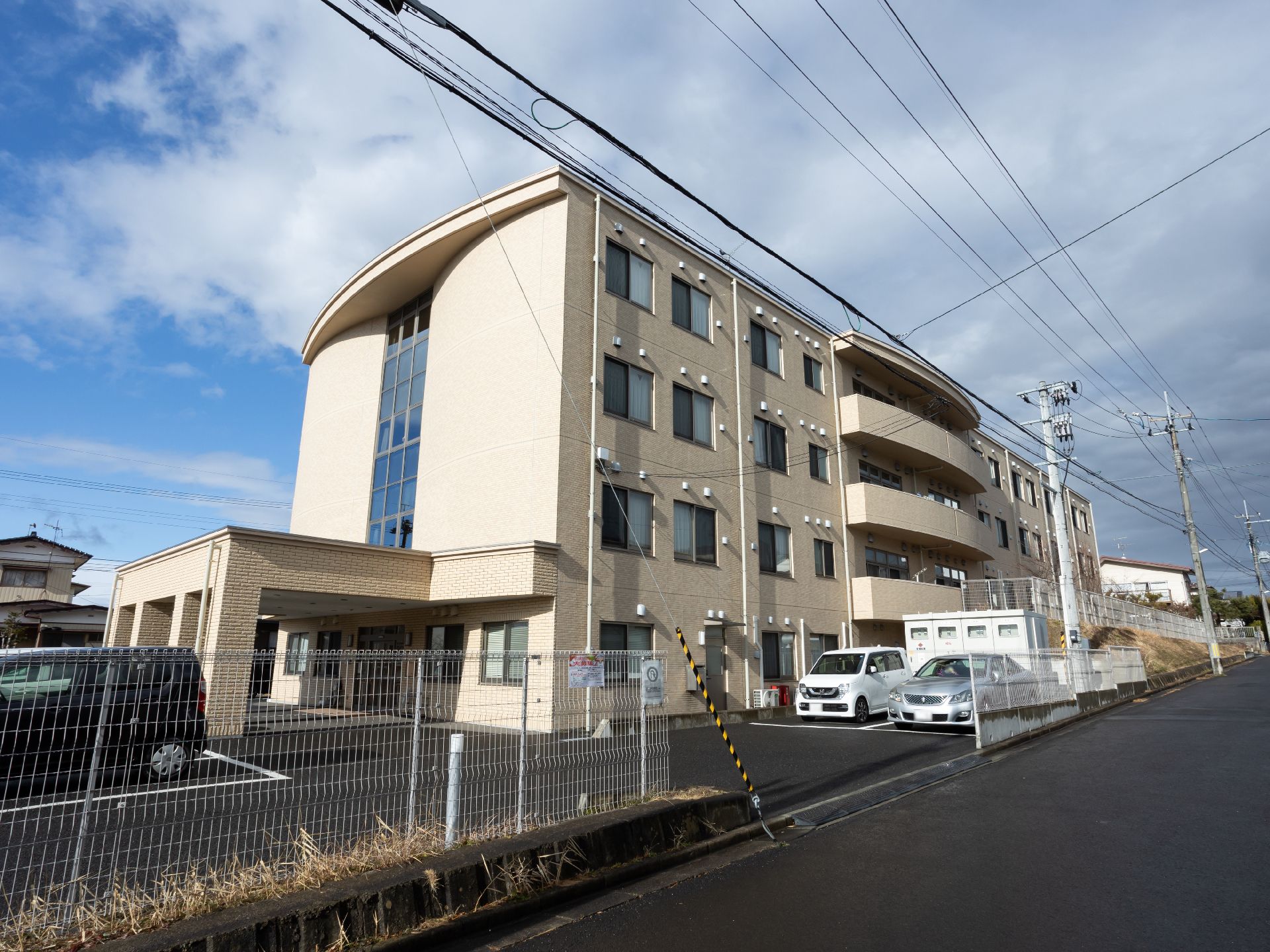 4階建てで駐車場付きの介護付き有料老人ホーム