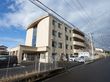 4階建てで駐車場付きの介護付き有料老人ホーム