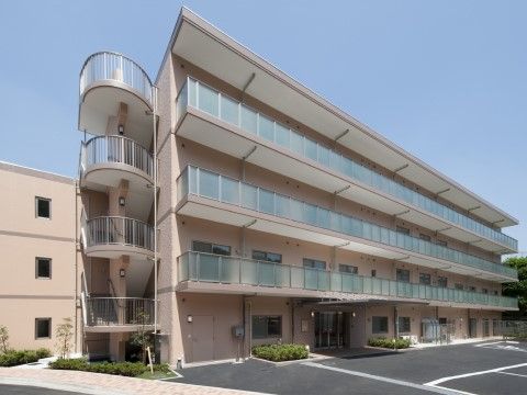 施設の外観は、すっきりとしたシンプルな４階建てである。外には非常用の螺旋階段が設置されていて、安全に生活することができる。