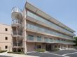 施設の外観は、すっきりとしたシンプルな４階建てである。外には非常用の螺旋階段が設置されていて、安全に生活することができる。