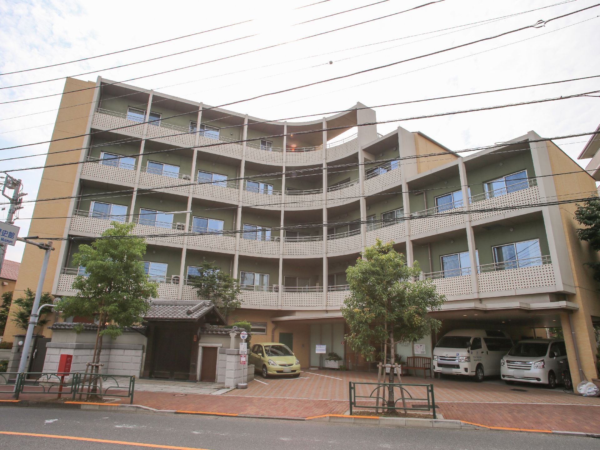 普通のマンションのような作りで、一見して老人施設とは思えない。駐車場もあるので、来訪者が車で来ても止めるスペースに困らない。
