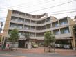 普通のマンションのような作りで、一見して老人施設とは思えない。駐車場もあるので、来訪者が車で来ても止めるスペースに困らない。