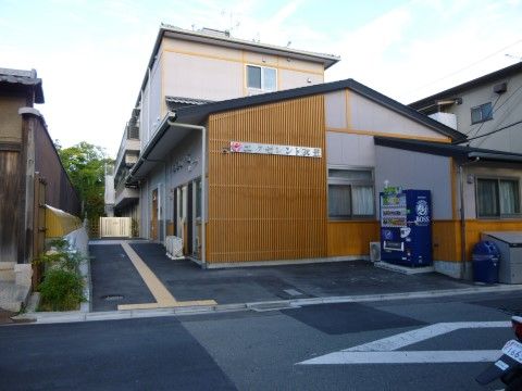 「えくせれんと衣笠」の外観。和風の一軒家のような佇まい。