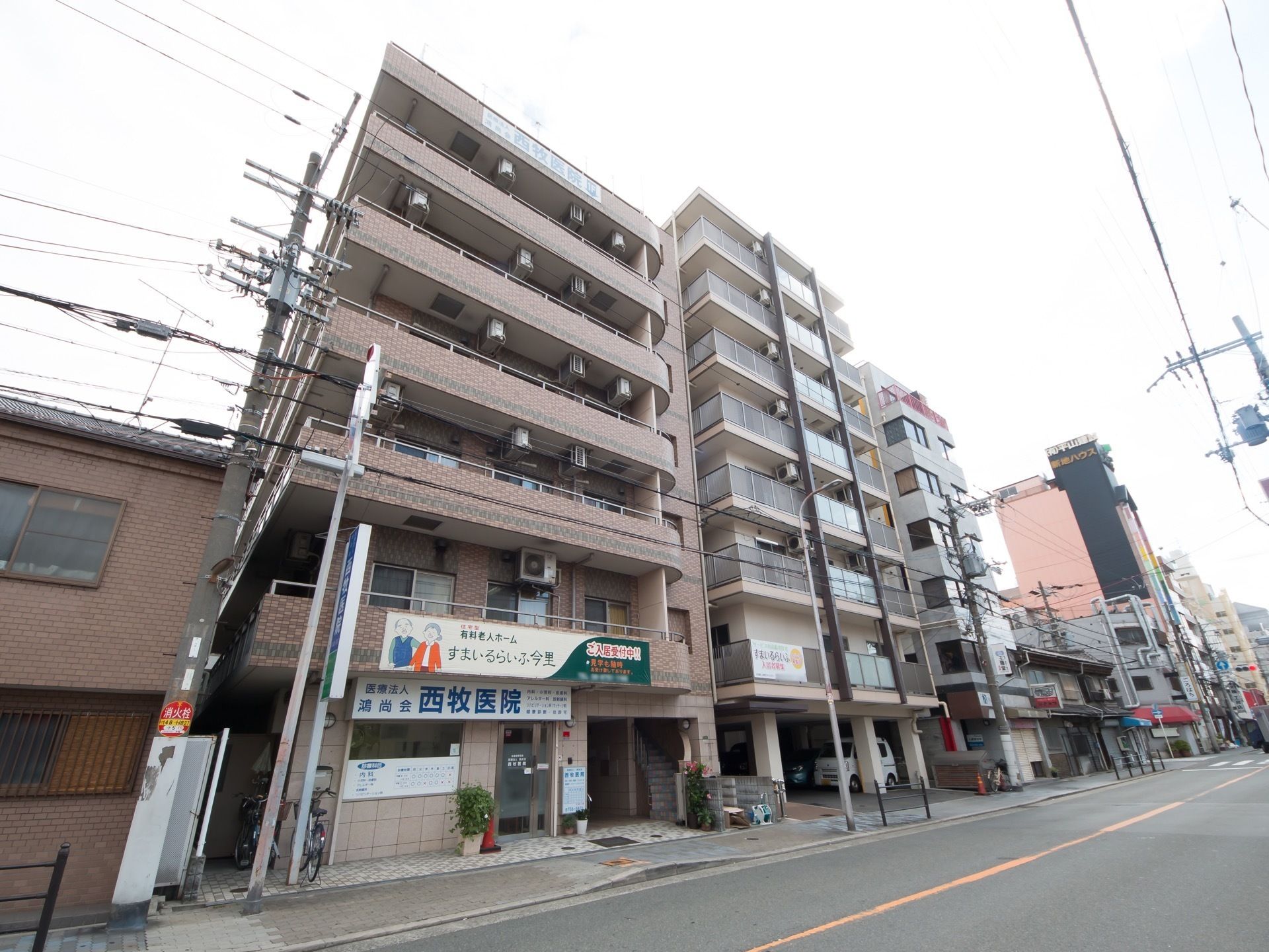 市街地に建つ施設の建物である。バスやタクシーなどの交通手段が充実しており、来訪者様などのアクセスが容易である。