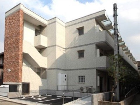 駐車場付きの3階建ての建物