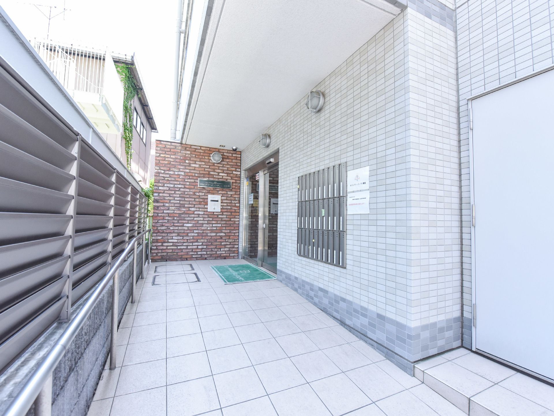 玄関まで手すりを設置。段差もなく、高齢者も安全に歩ける玄関までのアプローチ。車いすも楽に移動できる広々とした空間。