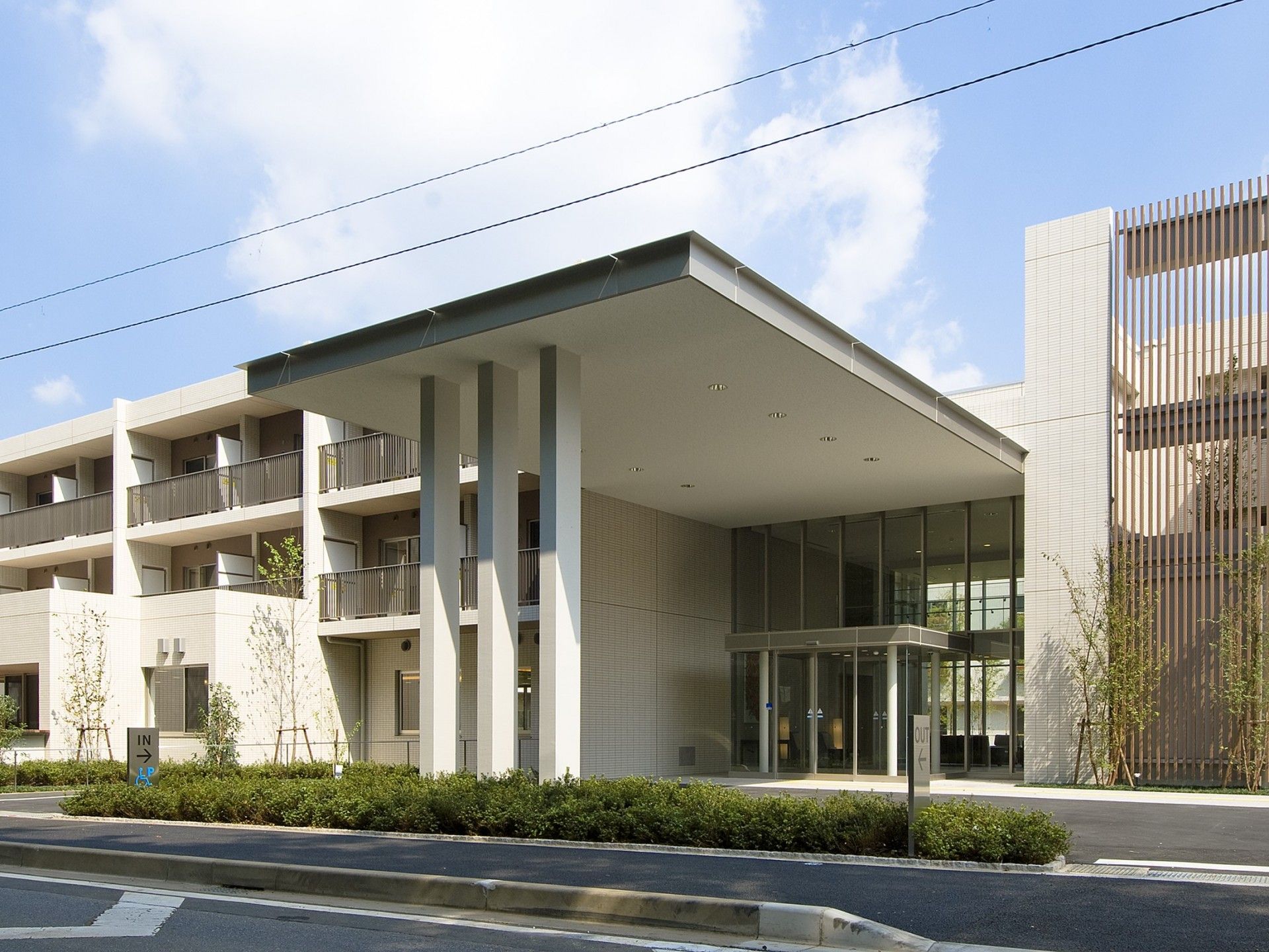 施設の建物は、３階建てである。２室の窓ごとに建物上部からの仕切りがあり、全部屋ベランダを完備している。