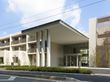 施設の建物は、３階建てである。２室の窓ごとに建物上部からの仕切りがあり、全部屋ベランダを完備している。