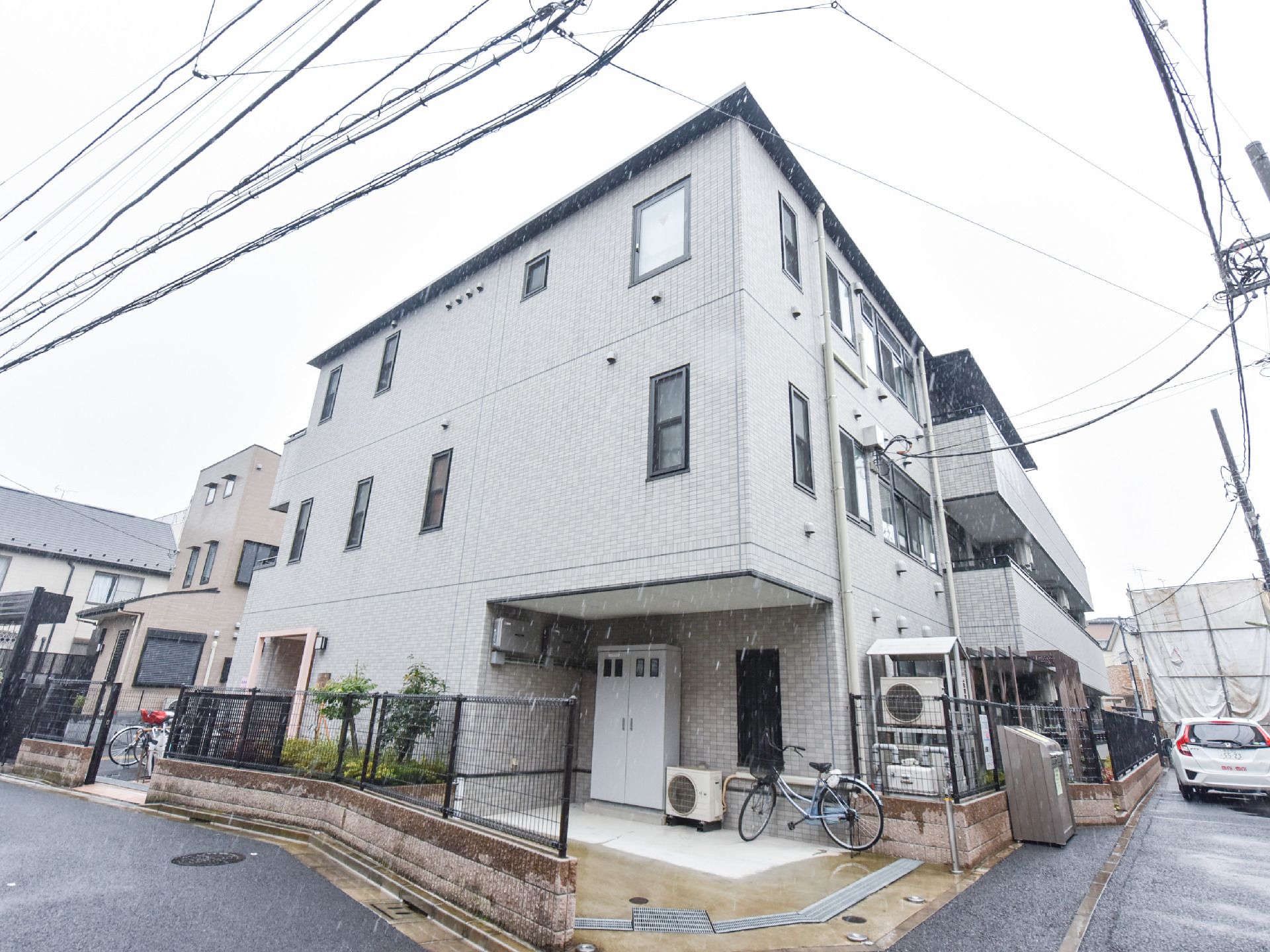 最寄駅から至近距離であるにもかかわらず、住宅街の一角にあるので静かな環境。全室個室でプライバシーが守られている。