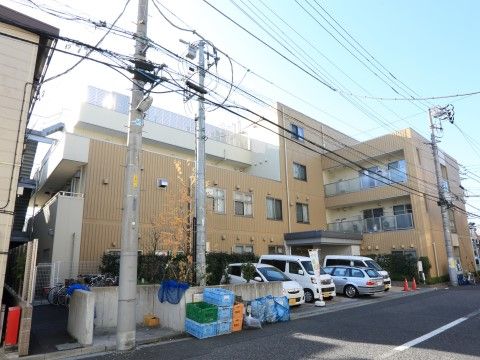 「グループホーム町屋あやめ」の外観。駐車スペースがある。
