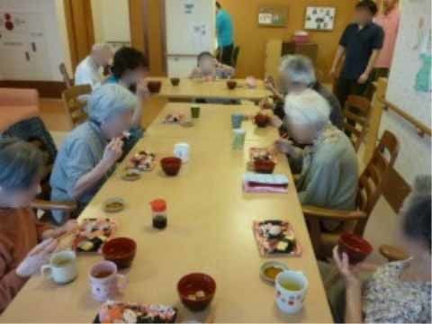 「グループホーム町屋あやめ」のお食事。大勢でお食事を楽しめる。
