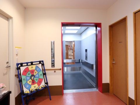 「グループホーム町屋あやめ」のエレベーター。館内にエレベーターを完備している。