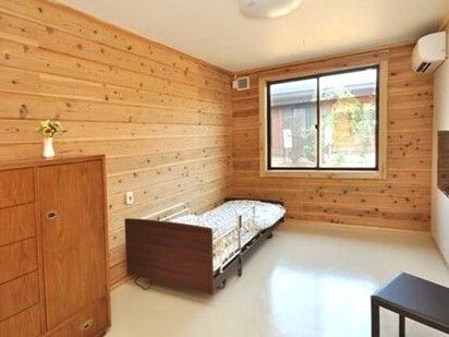 明るい木の壁の居室