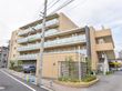 建物を後ろから見てみると、駐車場があることがわかる。また、無料の駐輪場も設置されているため、誰でも訪れやすい。