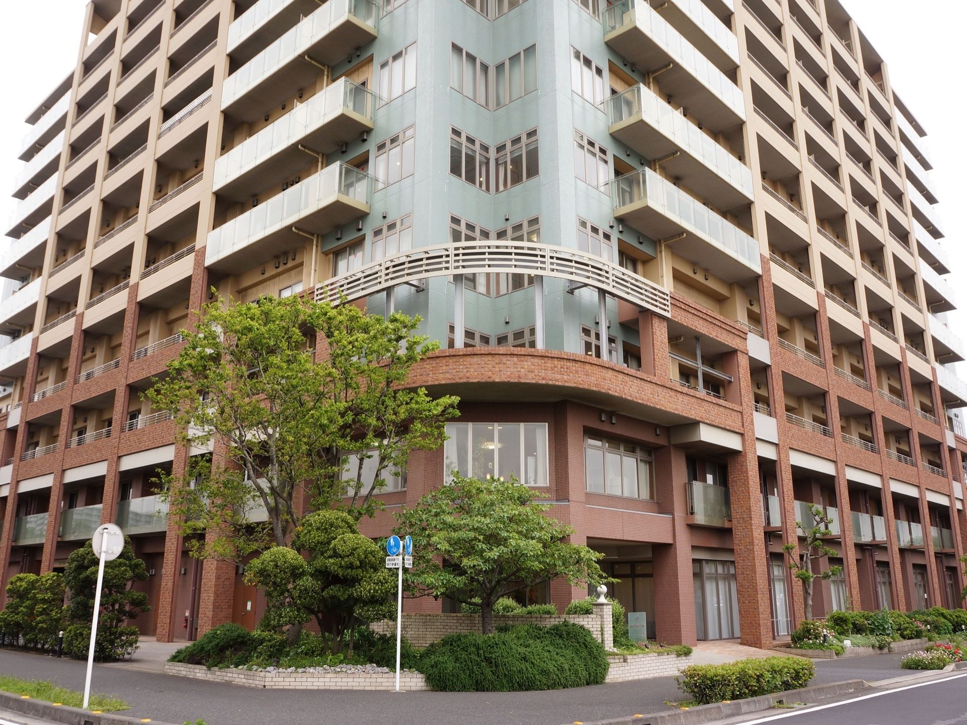 施設の外観は、マンションのような造りである。全体的に茶色で、一部水色の壁がある。建物の周囲に歩道があり、木が植えられている。