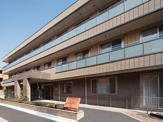 「ニチイホーム目白」の外観。バリアフリー構造の建物。