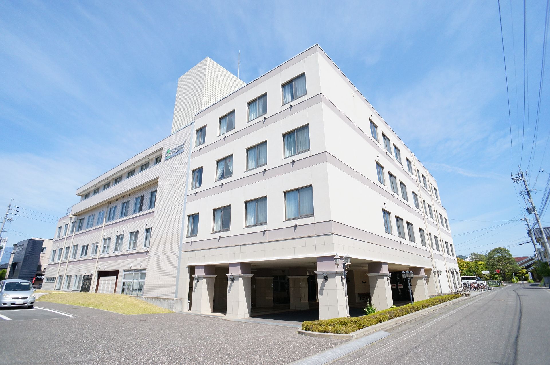 4階建ての介護付き有料老人ホームの外観