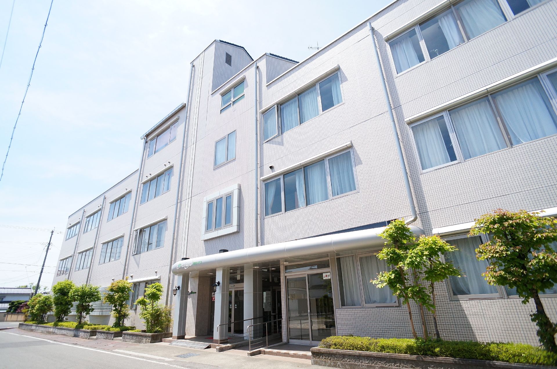 4階建ての介護付き有料老人ホームの外観